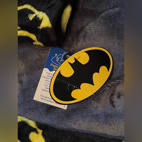 NWT Batman Robe 100% Polyester Size 6/7 (boys) - Picture 13 of 15